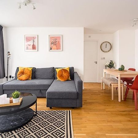 Contemporary City Centre Apartment With Parking Bath Exterior foto