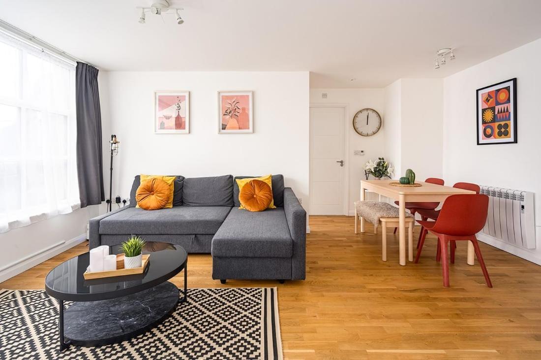 Contemporary City Centre Apartment With Parking Bath Exterior foto