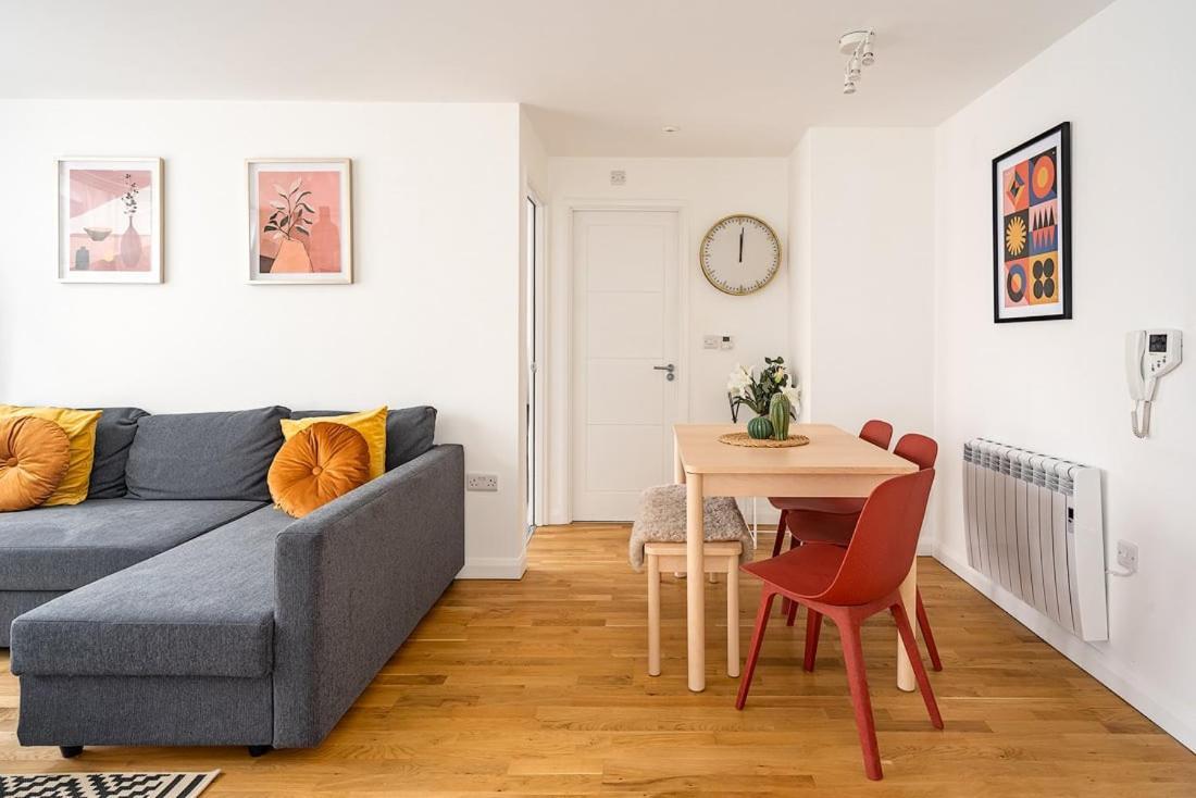 Contemporary City Centre Apartment With Parking Bath Exterior foto