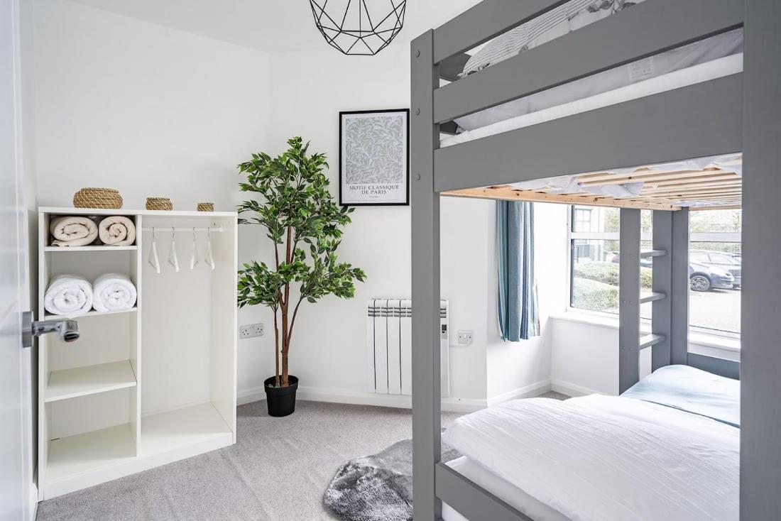 Contemporary City Centre Apartment With Parking Bath Exterior foto